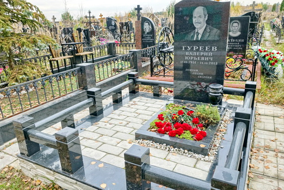 Высокий памятник классической формы и оградка из гранита